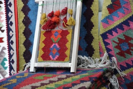 تولید سالانه ۴۰ هزار مترمربع گلیم در شهر ملی صنایع‌دستی