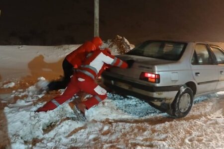 امدادرسانی به ۳۶۹ نفر گرفتار شده در برف کولاک جاده‌های استان اردبیل